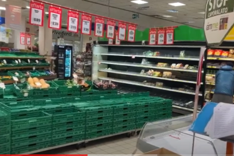 Salerno, la corsa per comprare pasta, olio e farina: svuotati gli scaffali dei supermercati