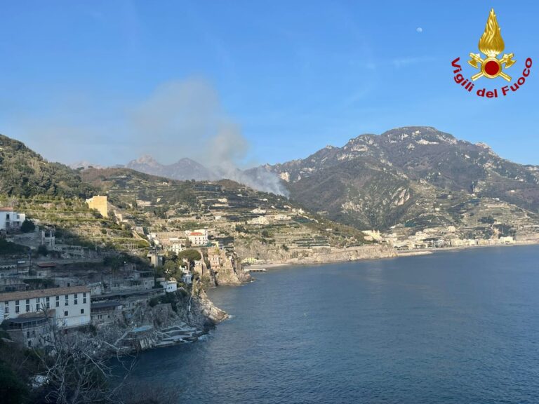 Incendio a Maiori lungo il Sentiero dei Limoni