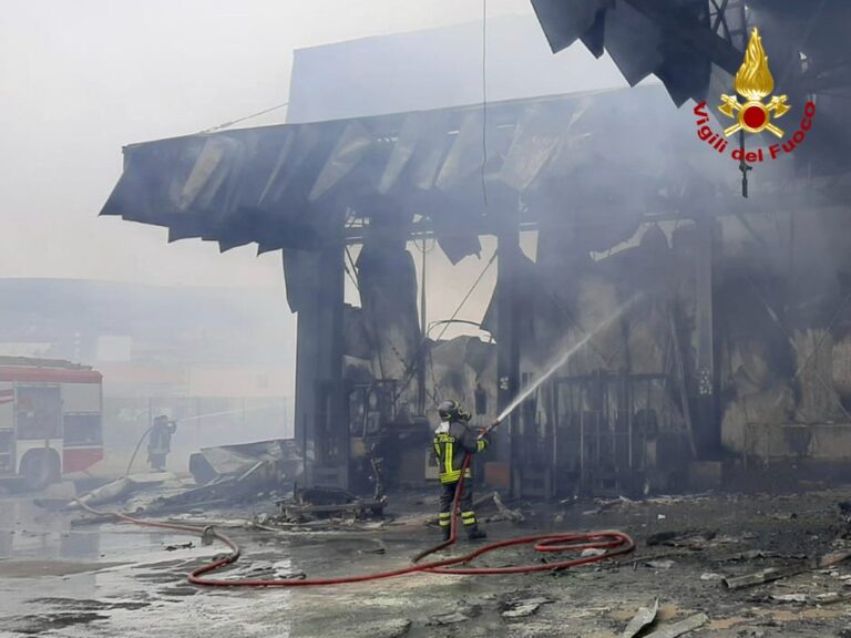 Incendio ad Eboli. Il PD: “Aiutiamo azienda e lavoratori”