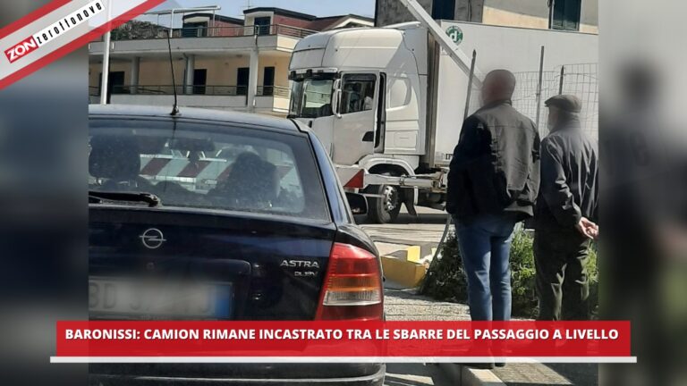 Baronissi, camion si blocca al passaggio a livello: traffico in tilt