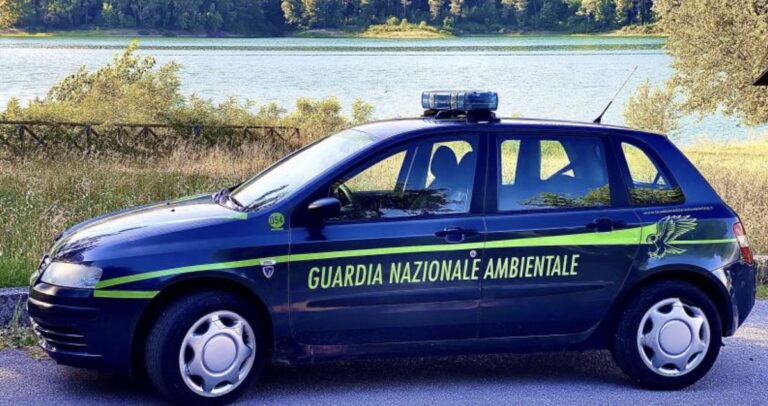 Eboli, rifiuti abbandonati sulla spiaggia: nei guai anche un salernitano