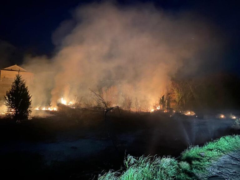 Vasto incendio a Campagna, intervengono i caschi rossi