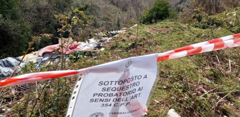 Salerno, Municipale sequestra tre aree a Cappelle adibite a discariche
