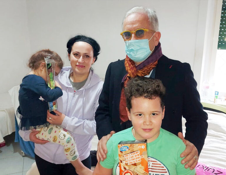 Roccapiemonte, il sindaco dona giocattoli ai bimbi di Casa Betania