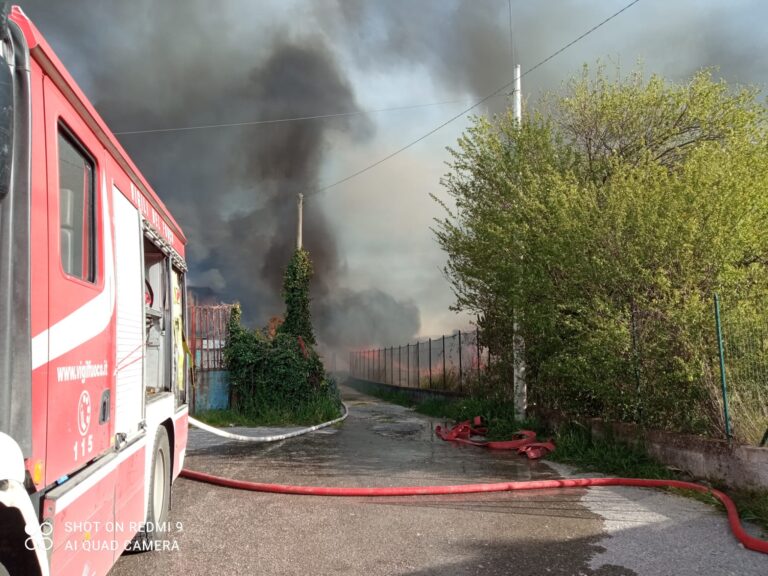 Incendio a Pontecagnano Faiano, in fiamme casse di plastica
