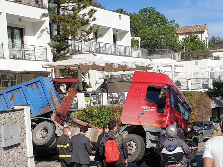 Incidente tra Vietri e Raito: traffico in tilt