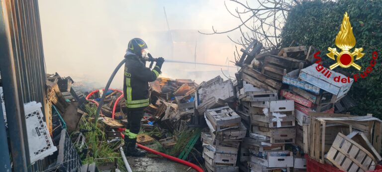 Camino Real in fiamme: al rogo dei rifiuti abbandonati nel locale