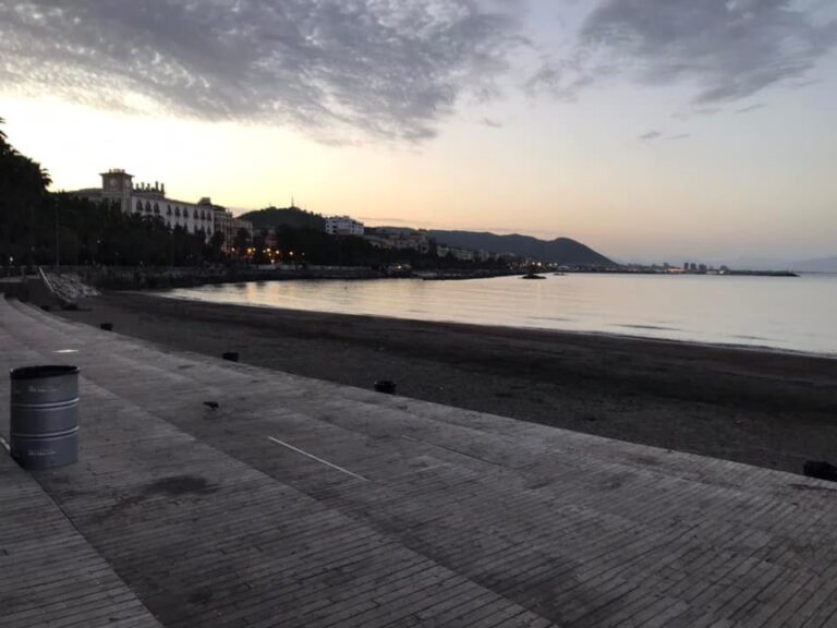 Salerno Pulita al lavoro: all’alba spazzamento di spiagge e marciapiedi