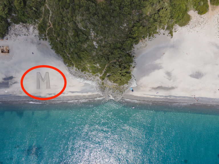 Il mistero della “M” gigante sulla spiaggia di Camerota