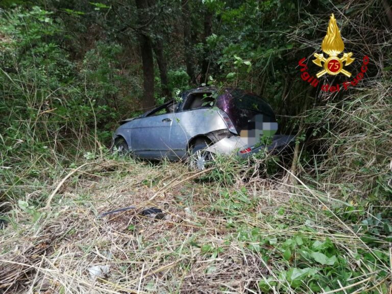 Ogliastro Cilento, auto finisce in un burrone: ferita infermiera