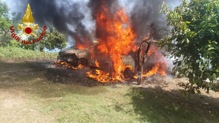 Auto in fiamme a Conca dei Marini