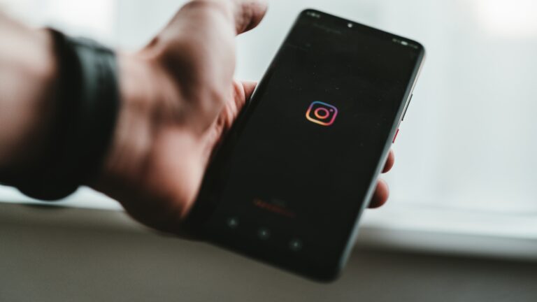 Sedicenne adesca tredicenne salernitano su Instagram