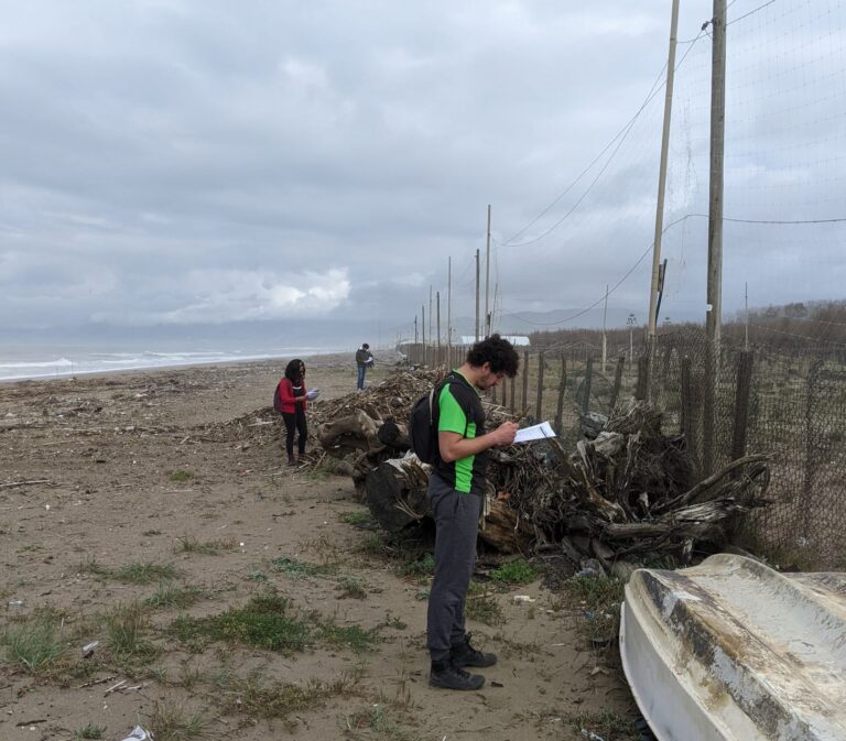 Salerno, dati Legambiente: diminuiscono i rifiuti in spiaggia