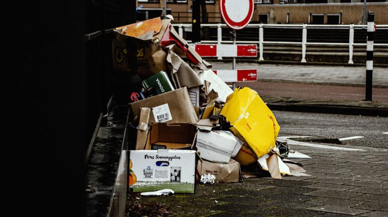 Salerno, task force per controlli su rifiuti nella movida e raccolta fuorilegge