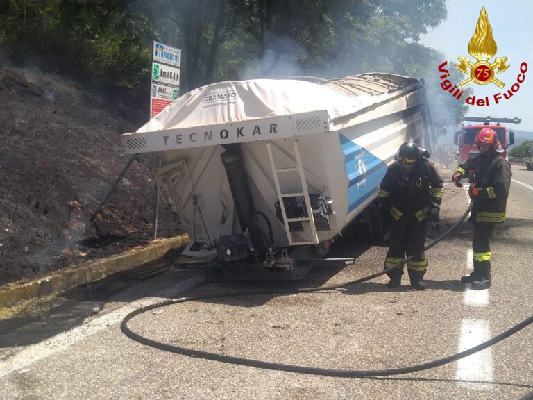 Autocarro in fiamme sull’A2 del Mediterraneo