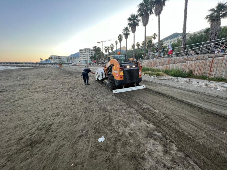 Salerno Pulita, in azione per ripulire la spiaggia di Santa Teresa