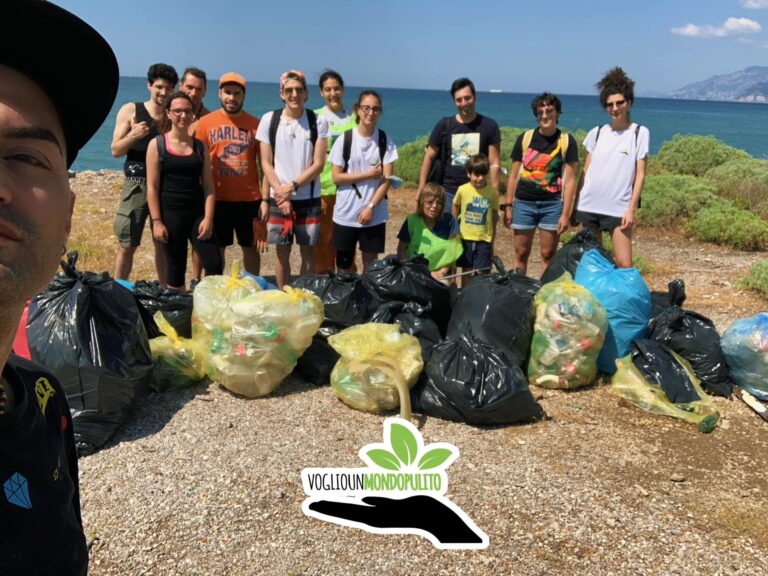 Salerno: ripulita la spiaggia di via Allende