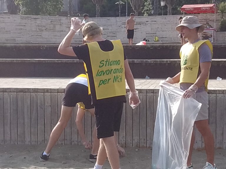 Legambiente, volontari americani ripuliscono la spiaggia di Santa Teresa
