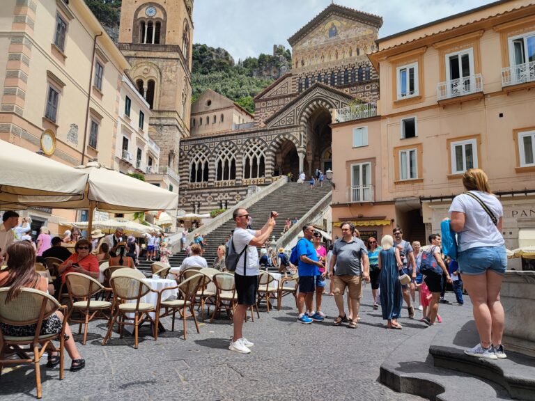 Amalfi, overbooking di turisti: le possibili soluzioni