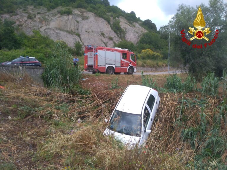 Montecorvino Pugliano: auto esce fuori strada e si incastra in un vallone