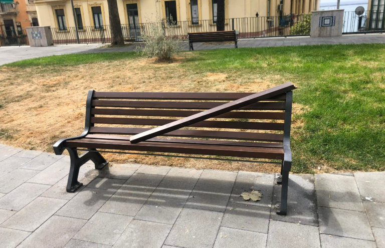 Salerno: vandali danneggiano una panchina a a piazza Alario