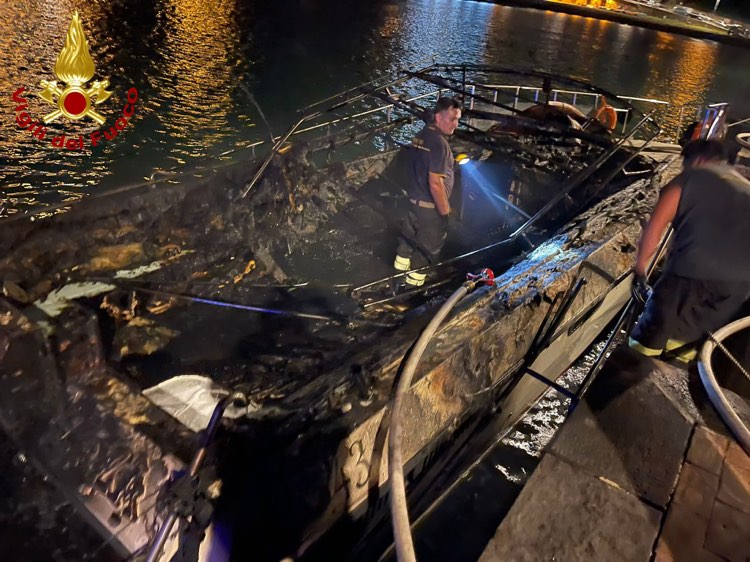 Incendio imbarcazione nella rada del porto di Agropoli