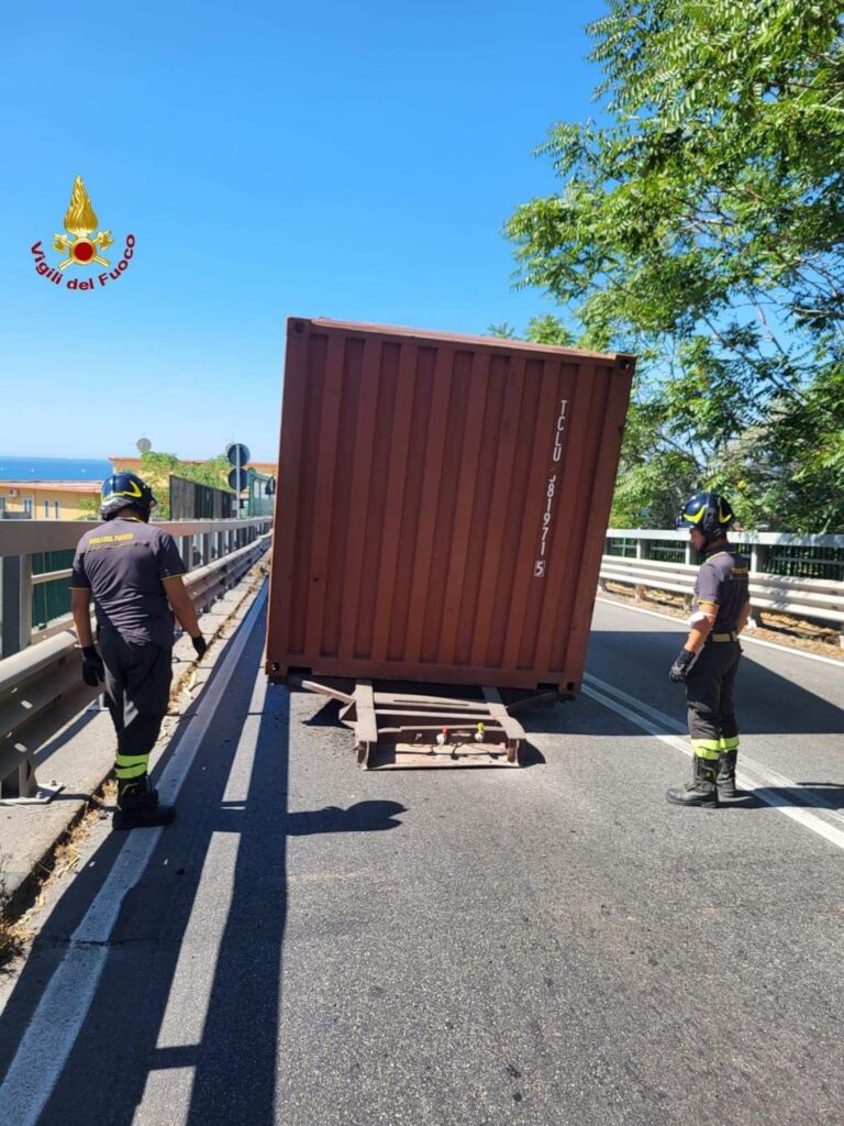 Salerno: autotreno perde il rimorchio sul viadotto Gatto