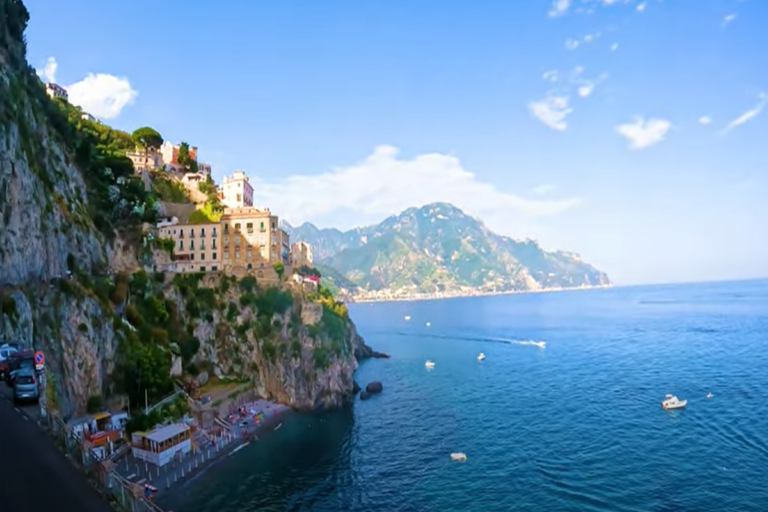 Amalfi, vigile urbano si tuffa in mare e salva vita a turista ubriaco