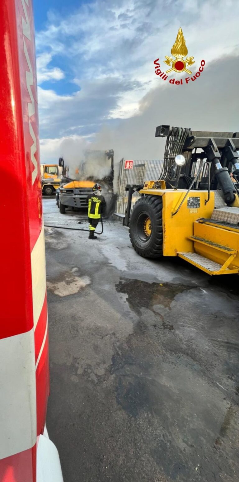 Salerno, porto commerciale: incendio presso il deposito dei mezzi d’opera