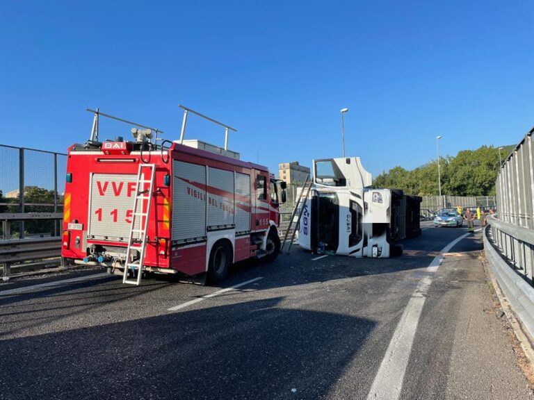 Salerno, autotreno si ribalta sull’A2: aperta corsia per veicoli  fino a 7,5 T