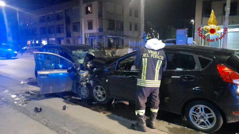 Angri, incidente tra auto: 5 feriti in Ospedale