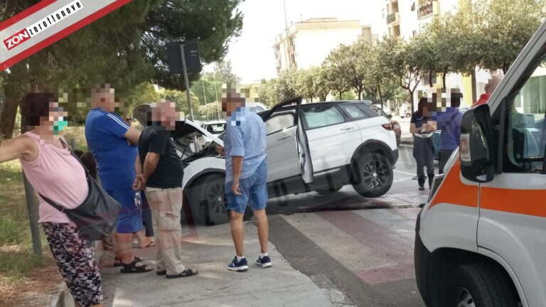 Battipaglia, scontro tra due auto in Viale della Libertà