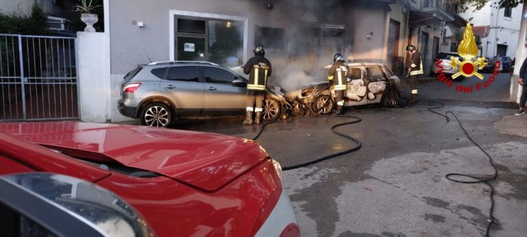 Cava de’ Tirreni, due auto prendono fuoco: intervengono i Vigili del Fuoco