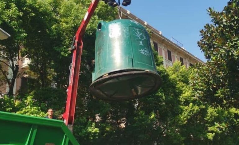 Salerno, in corso rimozione campane vetro