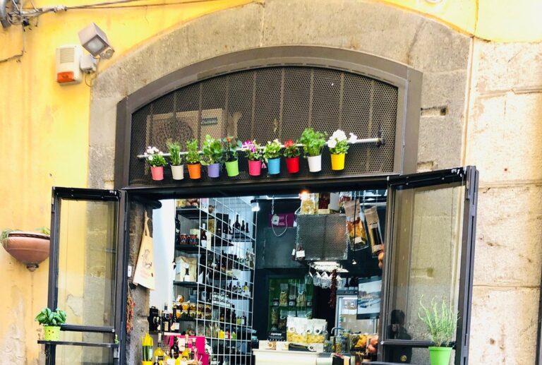 Salerno, tenta di rubare le sedie nel centro storico