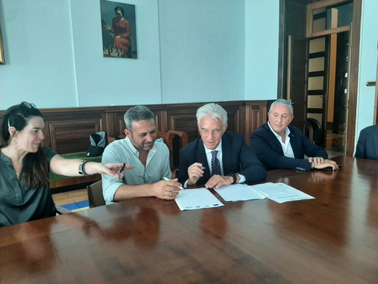 Salerno, firmato accordo di collaborazione “Una rete da pesca per la filiera dei rifiuti marini”