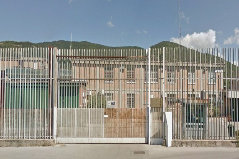 Protesta al carcere di Salerno: detenuto minaccia di lanciarsi dal tetto