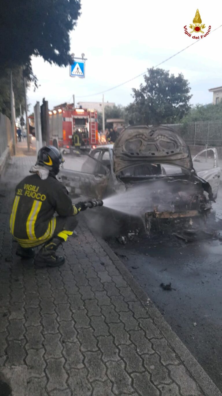 Scafati, auto prende fuoco: intervengono i Vigili
