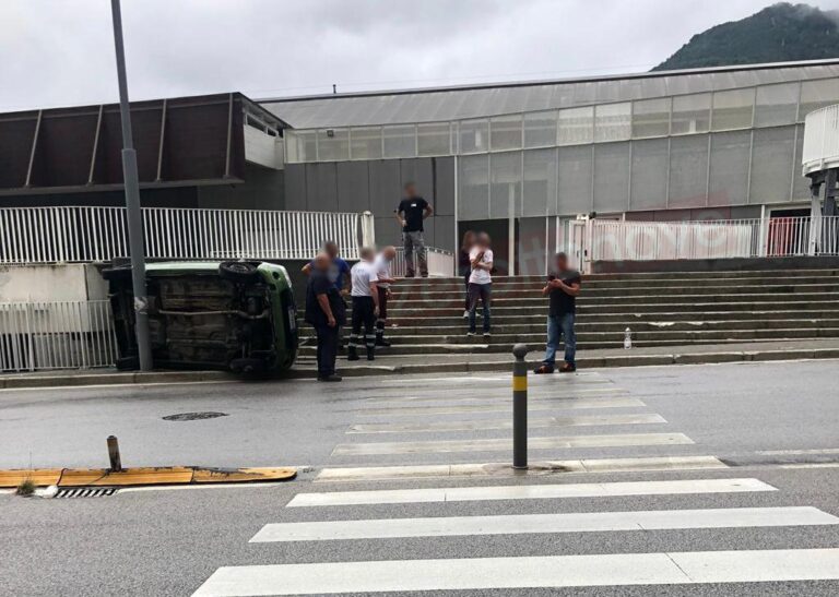 Salerno, auto si ribalta davanti alle “Cotoniere”