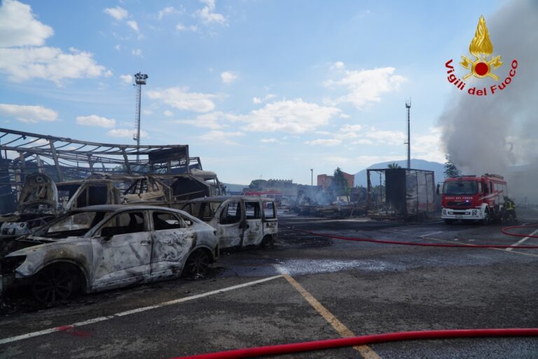 Tremendo incendio a San Valentino Torio