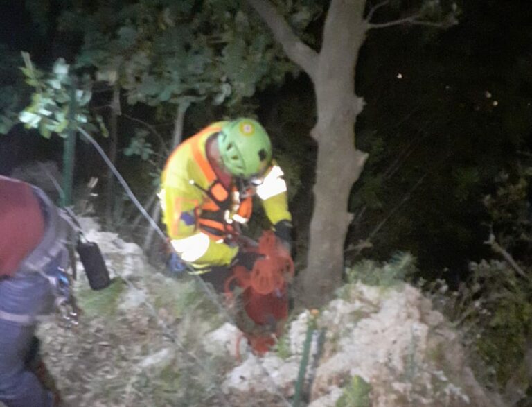 Precipita lungo il Sentiero degli Dei. Salvato dal soccorso Alpino