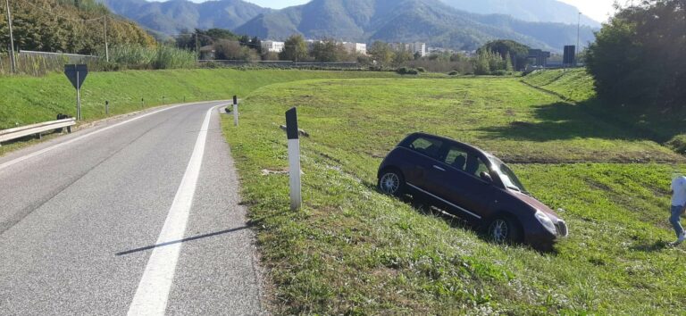 Fisciano, perde il controllo dell’auto e finisce fuori strada