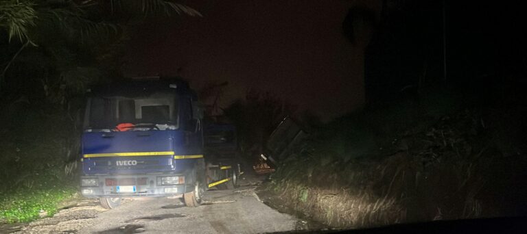 Battipaglia, furgone si ribalta in un fossato: strada interdetta