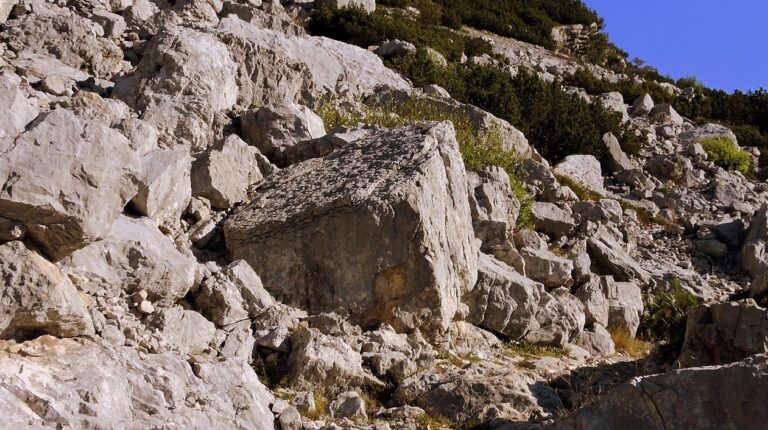 Salerno, problemi alla circolazione: frana sulla strada per Giovi