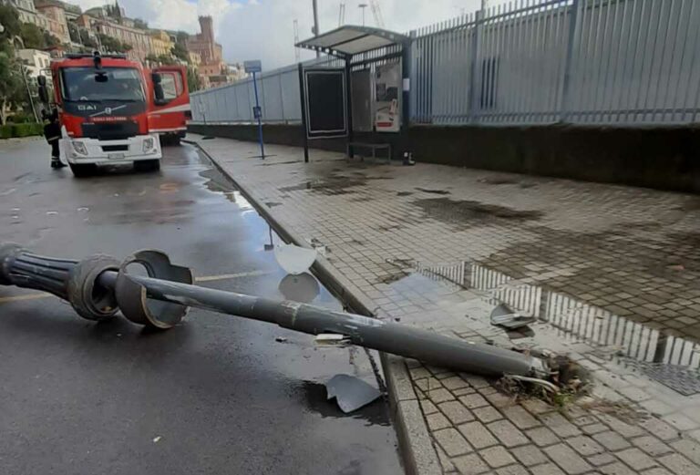 Salerno: cade palo della luce in Via Ligea, sopralluogo della Polizia