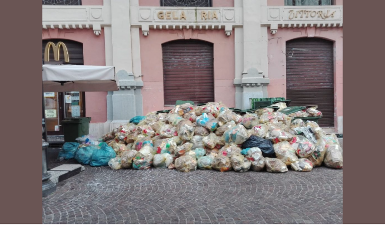 Salerno: montagna di rifiuti in Via Lungomare Trieste