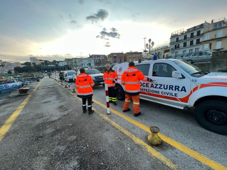 Ischia, anche i volontari della Croce Azzurra di Siano a prestare soccorso