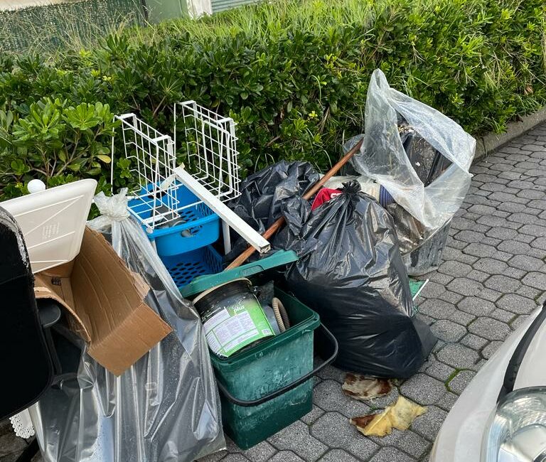 Salerno, rifiuti: inciviltà e incuria in via Porto