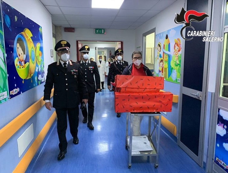 I Carabinieri donano giochi ai piccoli pazienti del “Ruggi”