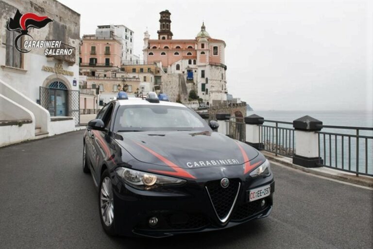 Amalfi, turista ubriaco urina sulle scale del Duomo: multato